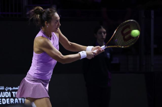 1731148255376012825.jpg (体育)(8)网球——WTA年终总决赛:萨巴伦卡胜郑钦文XxjpseC007011_20241103_PEPFN0A001.jpg